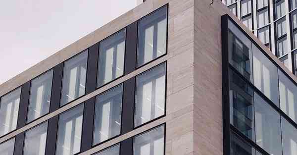 人工智能机器人和人谈恋爱