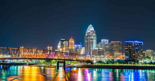 人工智能机器人和人谈恋爱